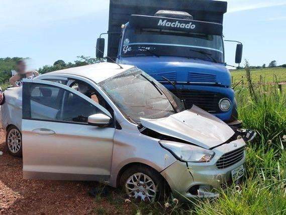 Mulher morre e dois ficam feridos em acidente entre  ve&iacute;culo e caminh&atilde;o 
