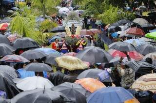 Devotos de Nossa Senhora Aparecida marcham pela BR-163 embaixo de chuva até o santuário de Vila São Pedro (Foto: Eliel Oliveira)