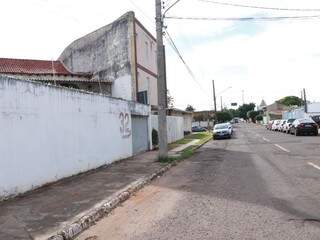 Boate onde garota de programa foi assassinada funciona na Vila Carvalho (Foto: Henrique Kawaminami)