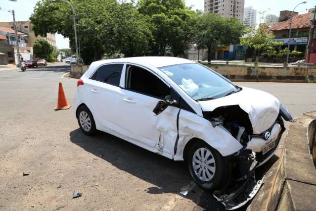 Semáforo apagado causa mais uma colisão em cruzamento da Rua Bahia