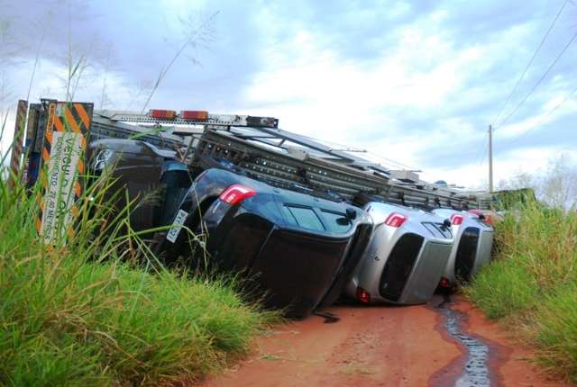 Caminh&atilde;o cegonha carregado com veiculos novos  tomba na BR -267
