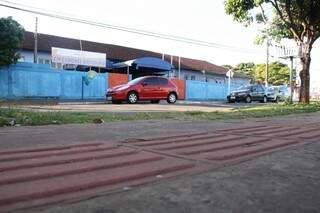 Do outro lado da rua da escola Coronel Antonino, em casas particulares, piso tátil é presente (Foto: Marcos Ermínio)