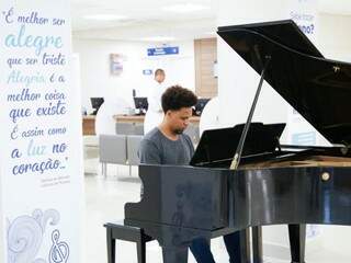 Músico foi ao hospital e tocou uma música no piano que fica na recepção (Foto: Kisie Ainoã)
