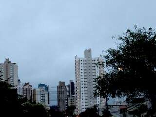 Após chuva de ontem , céu amanheceu nublado na capital sul-mato-grossense (Foto: Saul Schramm)