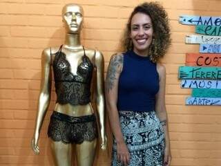 Renata trabalha no espaço como designer de lingeries