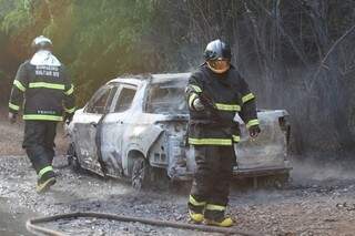 Bombeiros apagando incêndio em Fiat Toro usada em execução (Foto: Saul Schramm)