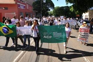 Professores mantêm a greve iniciada no dia 7 deste mês na rede municipal (Foto: Alcides Neto)