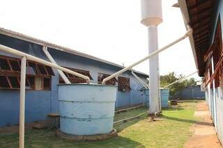 Sistema montado na Escola Paniago para receber a água da chuva que escorre do telhado. (Foto: Marcos Ermínio) 
