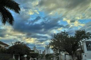 Céu amanheceu encoberto em Campo Grande (Foto: Marcos Ermínio)