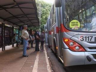 Passageiros em ponto no Centro da Capital. (Foto: Henrique Kawaminami).