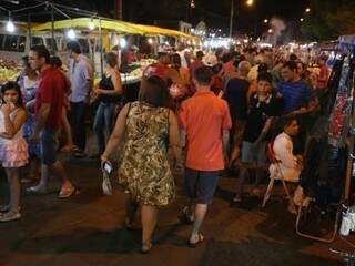 A gigantesca feira do Coopavilla II é feita na avenida Marinha. (Foto: Marcelo  Victor)
