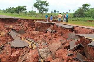 Em Tacuru, acessos e trechos de estradas também ruíram, mas prefeitura conseguiu manter transporte de alunos. (Foto:Divulgação)