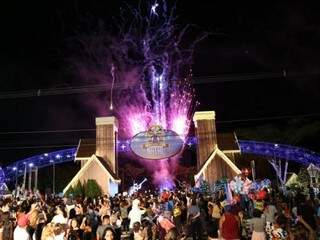 Fogos de artificio encantaram as famílias na abertura do evento. (Foto: Paulo Francis)  