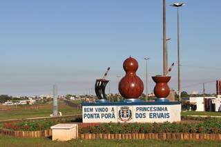 Monumento na entrada de Ponta Porã homenageia a cultura da erva mate, principal produto da região no Século 19 (Foto: Reprodução)