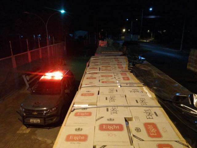 DOF apreende 2 caminh&otilde;es carregados de cigarros que seguiam para o PR