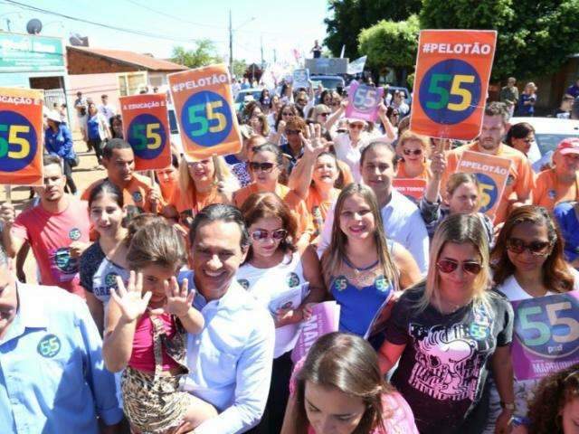 No &uacute;ltimo dia, candidatos levam multid&otilde;es &agrave;s ruas em caminhadas