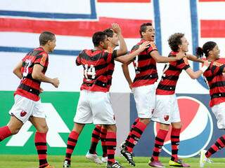 Ronaldinho Gaúcho marcou um dos gols do Flamengo em Salvador. (Foto: Gazeta Press)