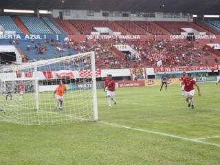 Jogadores do Comercial próximo ao gol durante lance da partida desta tarde (Foto: Paulo Francis) 