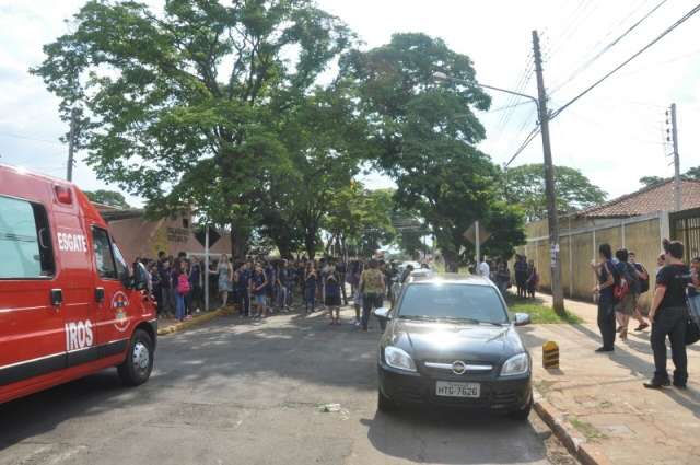 Curto circuito em escola causa p&acirc;nico e deixa 500 alunos sem aula