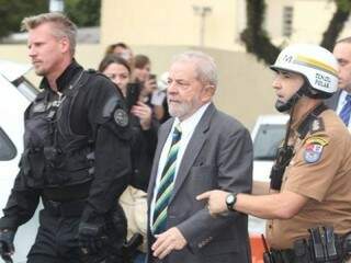 Lula sendo escoltado por policiais em Curitiba há três meses (Foto: Theo Marques/UOL/Folhapress)