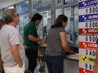 Apostadores em dia de sorteios em lotérica da Capital. (Foto: Kisie Ainoã)  