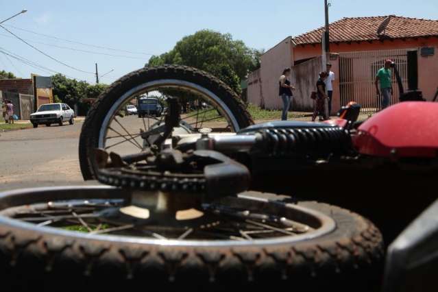 Dois homens ficam feridos em acidente entre moto e caminhonete na Vila Nasser 