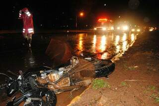 Motociclista foi arremessado do veículo. Chovia no momento do acidente. (Foto: Nova News)