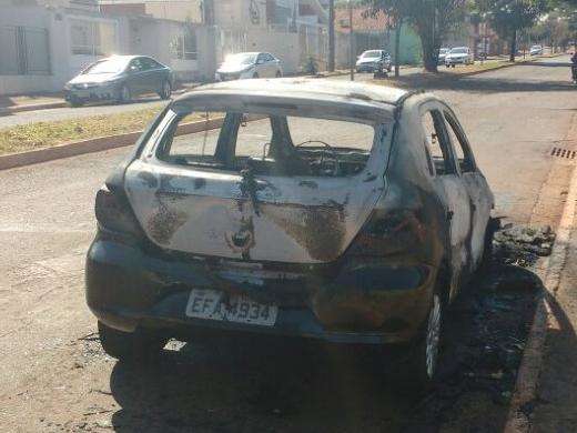 Carro &eacute; abandonado totalmente queimado na Avenida Rachid Neder