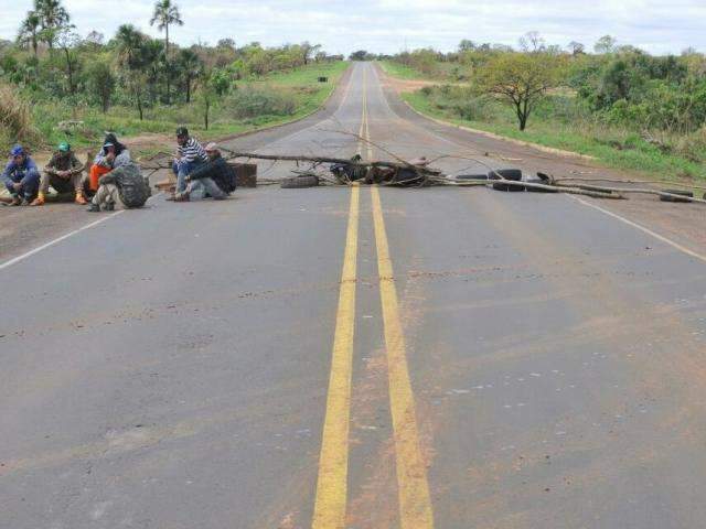 Catadores negociam no acostamento e tr&acirc;nsito est&aacute; liberado na BR-262 