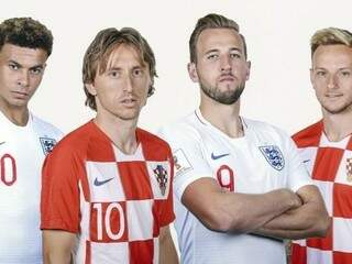 Jogadores da Croácia (de uniforme branco e vermelho) e da Inglaterra posam para foto (Foto: Fifa/Divulgação)