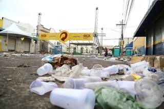 Ruas amanheceram encobertas de lixo após Carnaval na Esplanada Ferroviária. (Foto: Marcos Ermínio)