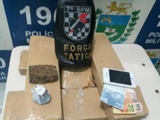 Respons&aacute;vel por &quot;delivery&quot; de drogas, suspeito &eacute; preso a caminho de entrega