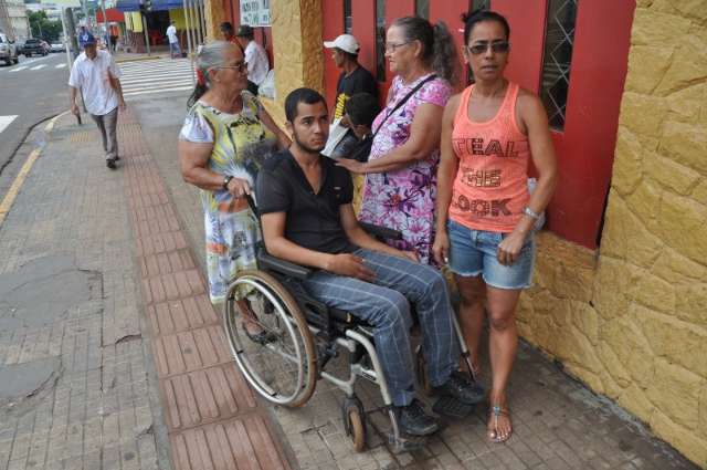 Supermercados e bancos em MS ter&atilde;o caixa adaptado para cadeirante
