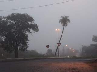 Neblina na Avenida Três Barras, região leste de Campo Grande (Foto: Ricardo Campos Jr)