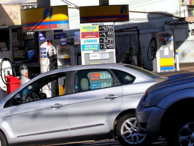 Pre&ccedil;o da gasolina dribla aumentos da Petrobras e fica mais em conta