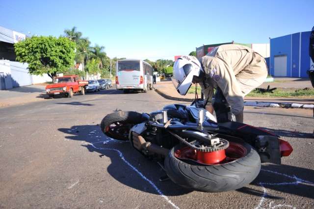 &Ocirc;nibus avan&ccedil;a o sinal vermelho e atropela motociclista na Capital