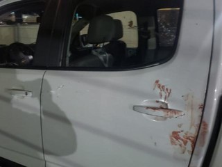 Marcas de sangue na porta da camionete. (Foto: Divulgação) 