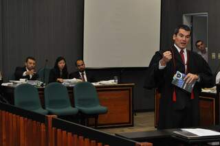 Acusação é feita pelo promotor Douglas dos Santos. Réu não foi ao júri. (Foto: Marlon Ganassin)