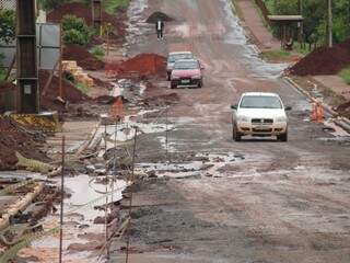 Água da chuva levou o asfalto na Avenida Tamandaré. (Foto: Alan Diógenes)