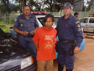 Arlindo foi preso na aldeia Panambizinho após ter esfaqueado também o primo. (Foto: Dourados Agora)