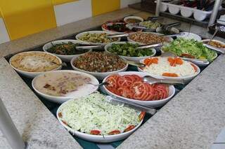 Há uma variedade de saladas para todos os gostos. (Foto: Saul Schramm)
