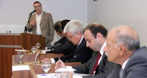 Ballock tenta, mas n&atilde;o convence sobre &quot;economia&quot; com MegaServ