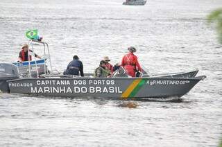 Resgate no Rio Paraguai, mobilizou equipes dos dois países (Foto: Marcelo Calazans)