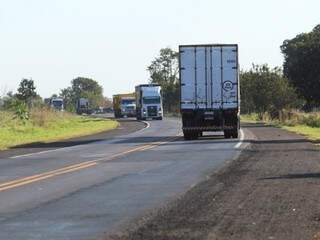 Caminhões na rodovia estadual; fluxo de veículos pesados exige manutenção constante das vias (Foto: André Bittar)