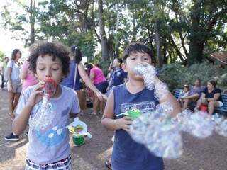 Os meninos Matheus e Vinícius brincando com bolhas de sabão (Foto: Kisie Ainoã)