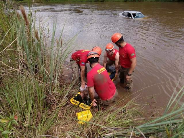 Motorista &eacute; resgatado de carro que caiu em c&oacute;rrego