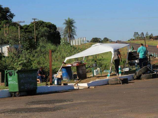 Ap&oacute;s 10 dias, caminhoneiros retomam estrada, mas parte quer manter greve