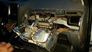 Rádio transceptor foi localizado escondido no painel do carro. (Foto: Divulgação)
