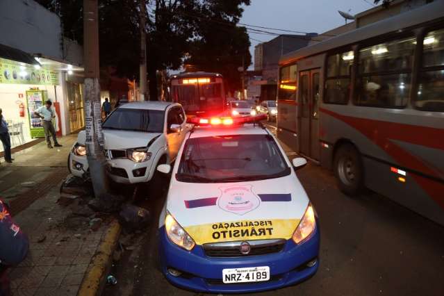 Caminhonete &quot;acerta&quot; poste ao colidir com &ocirc;nibus do transporte coletivo