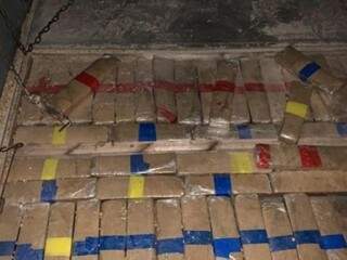 PF do PR encontra 600 kg de maconha em fundo falso de carreta de MS
